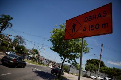 Porto Alegre, RS, Brasil, 02/12/2022 - Ampliação da Avenida Eduardo Prado será retomada Obra começou em julho de 2022. Os trabalhos ocorrem em 1.800 metros de extensão, entre a rótula da Av. Monte Cristo e a Av. Juca Batista. No lugar do canteiro central está sendo construída mais uma faixa de tráfego. - Foto: Jefferson Botega/Agência RBSIndexador: Jeff Botega<!-- NICAID(15283889) -->