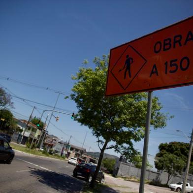 Porto Alegre, RS, Brasil, 02/12/2022 - Ampliação da Avenida Eduardo Prado será retomada Obra começou em julho de 2022. Os trabalhos ocorrem em 1.800 metros de extensão, entre a rótula da Av. Monte Cristo e a Av. Juca Batista. No lugar do canteiro central está sendo construída mais uma faixa de tráfego. - Foto: Jefferson Botega/Agência RBSIndexador: Jeff Botega<!-- NICAID(15283889) -->