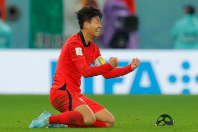 South Koreas midfielder #07 Son Heung-min celebrates at the end of the Qatar 2022 World Cup Group H football match between South Korea and Portugal at the Education City Stadium in Al-Rayyan, west of Doha on December 2, 2022. (Photo by Odd ANDERSEN / AFP)Editoria: SPOLocal: DohaIndexador: ODD ANDERSENSecao: soccerFonte: AFPFotógrafo: STF<!-- NICAID(15283920) -->