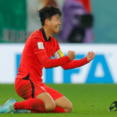 South Koreas midfielder #07 Son Heung-min celebrates at the end of the Qatar 2022 World Cup Group H football match between South Korea and Portugal at the Education City Stadium in Al-Rayyan, west of Doha on December 2, 2022. (Photo by Odd ANDERSEN / AFP)Editoria: SPOLocal: DohaIndexador: ODD ANDERSENSecao: soccerFonte: AFPFotógrafo: STF<!-- NICAID(15283920) -->