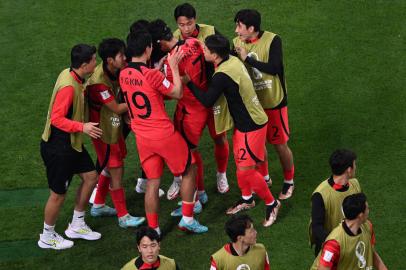 South Koreas midfielder #11 Hwang Hee-chan celebrates scoring his teams second goal during the Qatar 2022 World Cup Group H football match between South Korea and Portugal at the Education City Stadium in Al-Rayyan, west of Doha on December 2, 2022. (Photo by Kirill KUDRYAVTSEV / AFP)Editoria: SPOLocal: DohaIndexador: KIRILL KUDRYAVTSEVSecao: soccerFonte: AFPFotógrafo: STF<!-- NICAID(15283918) -->