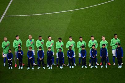 Brazils teammates sing the national anthem prior to the Qatar 2022 World Cup Group G football match between Cameroon and Brazil at the Lusail Stadium in Lusail, north of Doha on December 2, 2022. (Photo by Anne-Christine POUJOULAT / AFP)Editoria: SPOLocal: DohaIndexador: ANNE-CHRISTINE POUJOULATSecao: soccerFonte: AFPFotógrafo: STF<!-- NICAID(15284163) -->