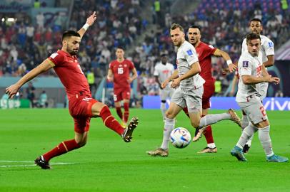 Serbias forward #10 Dusan Tadic stretches for the ball during the Qatar 2022 World Cup Group G football match between Serbia and Switzerland at Stadium 974 in Doha on December 2, 2022. (Photo by JAVIER SORIANO / AFP)Editoria: SPOLocal: DohaIndexador: JAVIER SORIANOSecao: soccerFonte: AFPFotógrafo: STF<!-- NICAID(15284204) -->