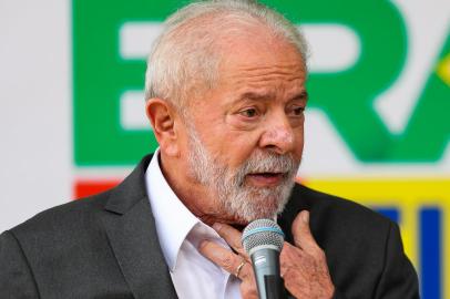 Lula: Se tiver que anunciar ministro, anuncio, mas não tem nada certoDF - GOVERNO/TRANSIÇÃO/LULA/MINISTÉRIO/INCERTEZA - POLÍTICA - O presidente eleito Luiz Inácio Lula da Silva (PT) concede entrevista coletiva nesta sexta-feira (2), no Centro   Cultural Banco do Brasil, em Brasília. Lula disse  que está tranquilo para anunciar decisões e que não quer se   precipitar para não ter que recuar no futuro. Se tiver que anunciar ministro (semana que vem), vou anunciar. Não   posso dar passo para frente e voltar atrás. Não tenho pressa porque só tomo posse no dia 1º de janeiro, disse a   jornalistas.   02/12/2022 - Foto: WILTON JUNIOR/ESTADÃO CONTEÚDOEditoria: POLÍTICALocal: BRASÍLIAIndexador: WILTON JUNIORFonte: ESTADAO CONTEUDOFotógrafo: ESTADÃO CONTEÚDO<!-- NICAID(15284235) -->