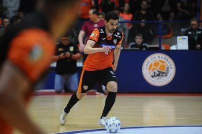 CARLOS BARBOSA, RS, BRASIL, 15/10/2022. ACBF x Jaraguá-SC, partida de volta das quartas de final da Liga Nacional de Futsal (LNF). O jogo acontece no Centro Municipal de Eventos, em Carlos Barbosa. Na partida de ida das quartas de final, a ACBF acabou perdendo por 4 a 3. (Bruno Todeschini/Agência RBS)<!-- NICAID(15236450) -->