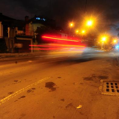 CAXIAS DO SUL, RS, BRASIL, 01/12/2022. Rua Cristóforo Randon, local onde Angélica Schena, 28 anos, morreu após ser arrastada, presa a um Gol, por um trajeto de aproximadamente 1,12 km na noite do domingo (27/11), ao lado do posto Coocaver. (Porthus Junior/Agência RBS)Indexador:                                 <!-- NICAID(15283119) -->