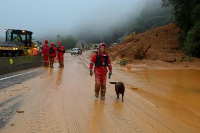 Deslizamento BR-376 em Guaratuba-Pr. Fotos:Ari Dias/AEN<!-- NICAID(15284597) -->