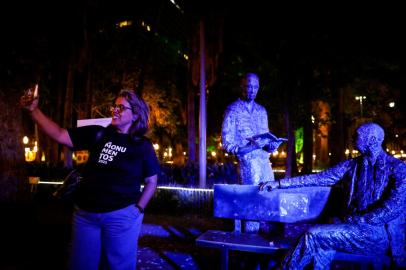 Noite dos Museus - Monumentos - CARLOS DRUMMOND DE ANDRADE E MARIO QUINTANAPraça da AlfândegaEscultura em bronze de autoria de Francisco Stockinger e Eloísa Tregnago (2001) - Camila Hermes/Agência RBS<!-- NICAID(15284686) -->