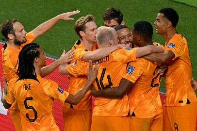 Netherlands forward #10 Memphis Depay (C) celebrates with teammates after scoring his teams first goal during the Qatar 2022 World Cup round of 16 football match between the Netherlands and USA at Khalifa International Stadium in Doha on December 3, 2022. (Photo by Raul ARBOLEDA / AFP)Editoria: SPOLocal: DohaIndexador: RAUL ARBOLEDASecao: soccerFonte: AFPFotógrafo: STF<!-- NICAID(15284818) -->