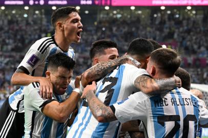 Argentinas forward #10 Lionel Messi (back) celebrates with teammates after he scored his teams first goal reacts during the Qatar 2022 World Cup round of 16 football match between Argentina and Australia at the Ahmad Bin Ali Stadium in Al-Rayyan, west of Doha on December 3, 2022. (Photo by Alfredo ESTRELLA / AFP)Editoria: SPOLocal: DohaIndexador: ALFREDO ESTRELLASecao: soccerFonte: AFPFotógrafo: STF<!-- NICAID(15284887) -->