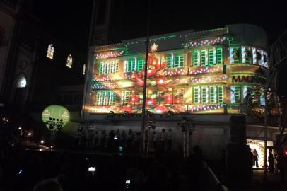 Primeira noite do Grande Espetáculo de Natal, em Caxias, emociona público com música, dança e a magia circense. Espetáculo teve projeção de imagens no prédio da loja<!-- NICAID(15285014) -->