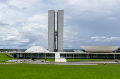 Fachada do Congresso Nacional, a sede das duas Casas do Poder Legislativo brasileiro. As cÃºpulas abrigam os plenÃ¡rios da CÃ¢mara dos Deputados (cÃ´ncava) e do Senado Federal (convexa), enquanto que nas duas torres - as mais altas de BrasÃ­lia, com 100 metros - funcionam as Ã¡reas administrativas e tÃ©cnicas que dÃ£o suporte ao trabalho legislativo diÃ¡rio das duas instituiÃ§Ãµes. Foto: Roque de SÃ¡/AgÃªncia Senado<!-- NICAID(15195445) -->