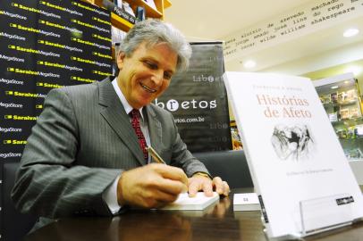 PORTO ALEGRE, RS, BRASIL, 03-09-2013. Lançamento do livro Frederico e outras histórias de afeto de Gilberto Schwartsmann(Foto), na Livraria Saraiva no Moinhos Shopping.(Foto Andréa Graiz/Agência RBS, Milena Fischer).<!-- NICAID(9738768) -->