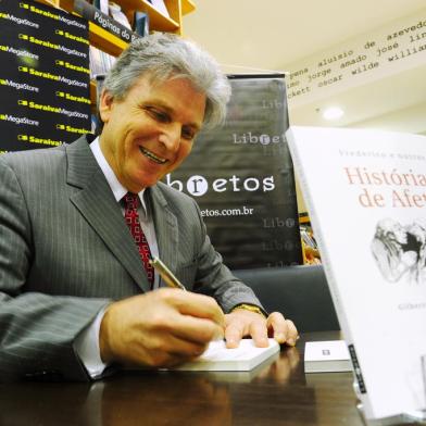 PORTO ALEGRE, RS, BRASIL, 03-09-2013. Lançamento do livro Frederico e outras histórias de afeto de Gilberto Schwartsmann(Foto), na Livraria Saraiva no Moinhos Shopping.(Foto Andréa Graiz/Agência RBS, Milena Fischer).<!-- NICAID(9738768) -->