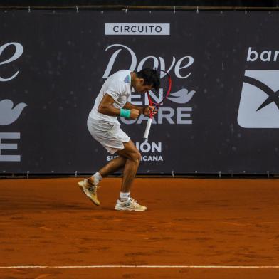 VACARIA, RS, BRASIL, 04/12/2022. Circuito Vacaria Open Tênis. Na foto Orlando Luz (Branco com detalhes, Brasil) e Román Burruchaga (Branco, Argentina). (Neimar De Cesero/Agência RBS)<!-- NICAID(15285143) -->