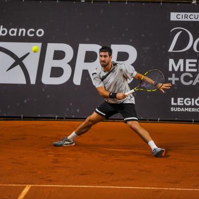 VACARIA, RS, BRASIL, 04/12/2022. Circuito Vacaria Open Tênis. Na foto Orlando Luz (Branco com detalhes, Brasil) e Román Burruchaga (Verde, Argentina). (Neimar De Cesero/Agência RBS)<!-- NICAID(15285116) -->