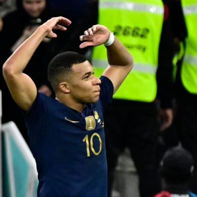 Frances forward #10 Kylian Mbappe celebrates scoring his teams second goal during the Qatar 2022 World Cup round of 16 football match between France and Poland at the Al-Thumama Stadium in Doha on December 4, 2022. (Photo by JAVIER SORIANO / AFP)Editoria: SPOLocal: DohaIndexador: JAVIER SORIANOSecao: soccerFonte: AFPFotógrafo: STF<!-- NICAID(15285248) -->