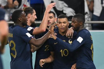 Frances forward #10 Kylian Mbappe (2nd-R) celebrates with teammates after scoring his teams second goal during the Qatar 2022 World Cup round of 16 football match between France and Poland at the Al-Thumama Stadium in Doha on December 4, 2022. (Photo by Glyn KIRK / AFP)Editoria: SPOLocal: DohaIndexador: GLYN KIRKSecao: soccerFonte: AFPFotógrafo: STR<!-- NICAID(15285250) -->