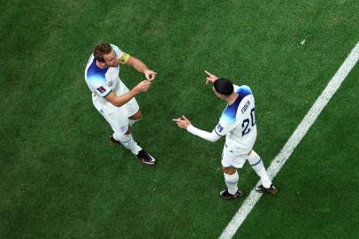 Englands forward #09 Harry Kane (L) celebrates with Englands forward #20 Phil Foden (R) scoring his teams second goal during the Qatar 2022 World Cup round of 16 football match between England and Senegal at the Al-Bayt Stadium in Al Khor, north of Doha on December 4, 2022. (Photo by Giuseppe CACACE / AFP)Editoria: SPOLocal: Al KhorIndexador: GIUSEPPE CACACESecao: soccerFonte: AFPFotógrafo: STF<!-- NICAID(15285502) -->