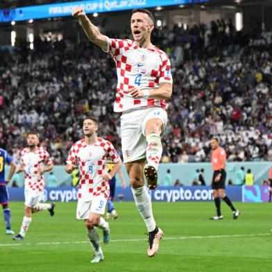 Croatias midfielder #04 Ivan Perisic celebrates scoring his teams first goal during the Qatar 2022 World Cup round of 16 football match between Japan and Croatia at the Al-Janoub Stadium in Al-Wakrah, south of Doha on December 5, 2022. (Photo by OZAN KOSE / AFP)Editoria: SPOLocal: DohaIndexador: OZAN KOSESecao: soccerFonte: AFPFotógrafo: STF<!-- NICAID(15285942) -->