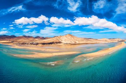 Jandia Peninsula, Risco del Paso, Playas de Sotavento and Laguna de Sotavento, Fuerteventura, Canary Islands, Spain, Atlantic, Europe. Kitesurfing flying in the ocean, Sotavento beach, Fuerteventura - daliu/Adobe StockFonte: 529315792<!-- NICAID(15281832) -->