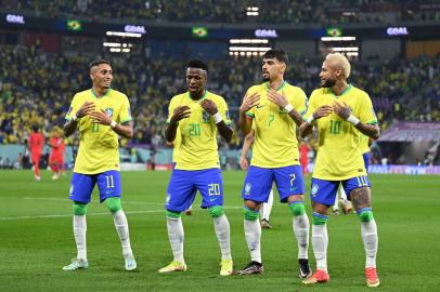 Brazils forward #20 Vinicius Junior (2ndl) celebrates scoring his teams first goal with Brazils forward #11 Raphinha, Brazils midfielder #07 Lucas Paqueta and Brazils forward #10 Neymar during the Qatar 2022 World Cup round of 16 football match between Brazil and South Korea at Stadium 974 in Doha on December 5, 2022. (Photo by MANAN VATSYAYANA / AFP)Editoria: SPOLocal: DohaIndexador: MANAN VATSYAYANASecao: soccerFonte: AFPFotógrafo: STF<!-- NICAID(15286190) -->