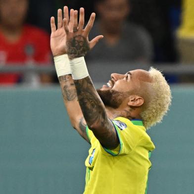 Brazils forward #10 Neymar celebrates after he scored his teams second goal from the penalty spot during the Qatar 2022 World Cup round of 16 football match between Brazil and South Korea at Stadium 974 in Doha on December 5, 2022. (Photo by MANAN VATSYAYANA / AFP)Editoria: SPOLocal: DohaIndexador: MANAN VATSYAYANASecao: soccerFonte: AFPFotógrafo: STF<!-- NICAID(15286217) -->