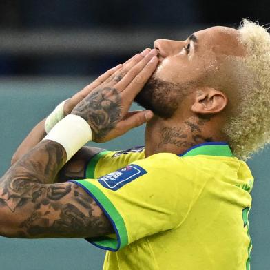 Brazils forward #10 Neymar celebrates scoring his teams second goal from the penalty spot during the Qatar 2022 World Cup round of 16 football match between Brazil and South Korea at Stadium 974 in Doha on December 5, 2022. (Photo by MANAN VATSYAYANA / AFP)Editoria: SPOLocal: DohaIndexador: MANAN VATSYAYANASecao: soccerFonte: AFPFotógrafo: STF<!-- NICAID(15286242) -->