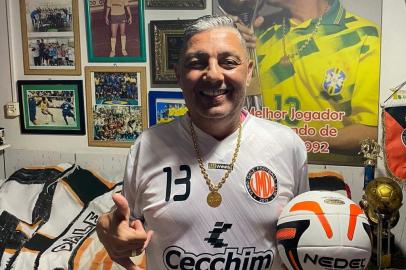 Jorginho, ex-jogador de futsal da Enxuta e da Seleção - campeão do mundo em 1992 - é o novo técnico do Vamo Dale FC, de Porto Alegre, que vai jogar a Série Bronze do Estadual de Futsal em 2023.<!-- NICAID(15286354) -->