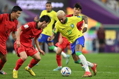 Brazils forward #10 Neymar (R) fails to score past South Koreas defender #15 Kim Moon-hwan during the Qatar 2022 World Cup round of 16 football match between Brazil and South Korea at Stadium 974 in Doha on December 5, 2022. (Photo by MANAN VATSYAYANA / AFP)Editoria: SPOLocal: DohaIndexador: MANAN VATSYAYANASecao: soccerFonte: AFPFotógrafo: STF<!-- NICAID(15286340) -->