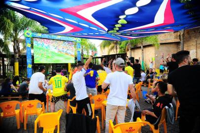 CAXIAS DO SUL, RS, BRASIL, 05/12/2022. Brasil x Coréia do Sul - torcedores caxienses acompanham o jogo das oitavas de final, nos bares da cidade. Na foto, Fan Fest da Bulls Brasil, no bairro São Pelegrino.  (Porthus Junior/Agência RBS)<!-- NICAID(15286555) -->