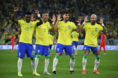 Brazils forward #10 Neymar celebrates with Brazils forward #20 Vinicius Junior, Brazils forward #11 Raphinha and Brazils midfielder #07 Lucas Paqueta after scoring his teams second goal from the penalty spot during the Qatar 2022 World Cup round of 16 football match between Brazil and South Korea at Stadium 974 in Doha on December 5, 2022. (Photo by Pablo PORCIUNCULA / AFP)Editoria: SPOLocal: DohaIndexador: PABLO PORCIUNCULASecao: soccerFonte: AFPFotógrafo: STF<!-- NICAID(15286667) -->