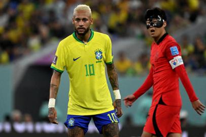 Brazils forward #10 Neymar and South Koreas midfielder #07 Son Heung-min look on during the Qatar 2022 World Cup round of 16 football match between Brazil and South Korea at Stadium 974 in Doha on December 5, 2022. (Photo by Pablo PORCIUNCULA / AFP)Editoria: SPOLocal: DohaIndexador: PABLO PORCIUNCULASecao: soccerFonte: AFPFotógrafo: STF<!-- NICAID(15286417) -->