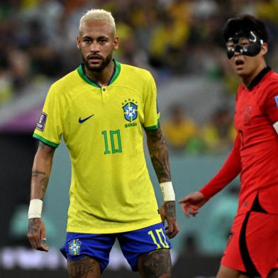 Brazils forward #10 Neymar and South Koreas midfielder #07 Son Heung-min look on during the Qatar 2022 World Cup round of 16 football match between Brazil and South Korea at Stadium 974 in Doha on December 5, 2022. (Photo by Pablo PORCIUNCULA / AFP)Editoria: SPOLocal: DohaIndexador: PABLO PORCIUNCULASecao: soccerFonte: AFPFotógrafo: STF<!-- NICAID(15286417) -->