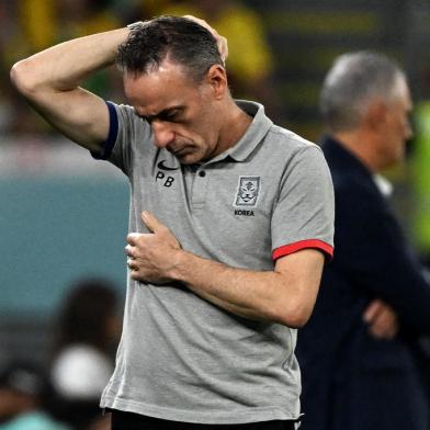 South Koreas Portuguese coach Paulo Bento gestures on the touchline during the Qatar 2022 World Cup round of 16 football match between Brazil and South Korea at Stadium 974 in Doha on December 5, 2022. (Photo by Pablo PORCIUNCULA / AFP)<!-- NICAID(15286720) -->