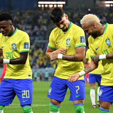 Brazils forward #20 Vinicius Junior celebrates scoring his teams first goal with Brazils midfielder #07 Lucas Paqueta (C) and Brazils forward #10 Neymar during the Qatar 2022 World Cup round of 16 football match between Brazil and South Korea at Stadium 974 in Doha on December 5, 2022. (Photo by MANAN VATSYAYANA / AFP)<!-- NICAID(15286779) -->