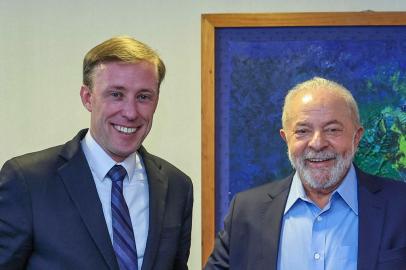 This handout picture released by the Lula da Silva Press office shows Brazils president-elect Luiz Inacio Lula da Silva (R) and US National Security Advisor Jake Sullivan standing for a picture during a meeting in Brasilia, on December 5, 2022. (Photo by Ricardo STUCKERT / PRESS OFFICE OF LUIZ INACIO LULA DA SILVA / AFP) / RESTRICTED TO EDITORIAL USE - MANDATORY CREDIT AFP PHOTO / PRESS OFFICE OF LUIZ INACIO LULA DA SILVA/ Ricardo STUCKERT - NO MARKETING - NO ADVERTISING CAMPAIGNS - DISTRIBUTED AS A SERVICE TO CLIENTS<!-- NICAID(15286394) -->