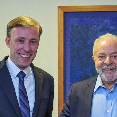 This handout picture released by the Lula da Silva Press office shows Brazils president-elect Luiz Inacio Lula da Silva (R) and US National Security Advisor Jake Sullivan standing for a picture during a meeting in Brasilia, on December 5, 2022. (Photo by Ricardo STUCKERT / PRESS OFFICE OF LUIZ INACIO LULA DA SILVA / AFP) / RESTRICTED TO EDITORIAL USE - MANDATORY CREDIT AFP PHOTO / PRESS OFFICE OF LUIZ INACIO LULA DA SILVA/ Ricardo STUCKERT - NO MARKETING - NO ADVERTISING CAMPAIGNS - DISTRIBUTED AS A SERVICE TO CLIENTS<!-- NICAID(15286394) -->