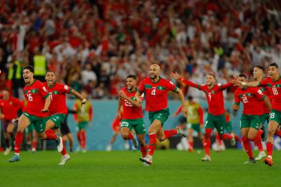 Morocco players celebrate after they won on penalty shoot-out the Qatar 2022 World Cup round of 16 football match between Morocco and Spain at the Education City Stadium in Al-Rayyan, west of Doha on December 6, 2022. (Photo by Odd ANDERSEN / AFP)Editoria: SPOLocal: DohaIndexador: ODD ANDERSENSecao: soccerFonte: AFPFotógrafo: STF<!-- NICAID(15287199) -->