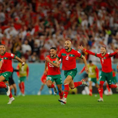 Morocco players celebrate after they won on penalty shoot-out the Qatar 2022 World Cup round of 16 football match between Morocco and Spain at the Education City Stadium in Al-Rayyan, west of Doha on December 6, 2022. (Photo by Odd ANDERSEN / AFP)Editoria: SPOLocal: DohaIndexador: ODD ANDERSENSecao: soccerFonte: AFPFotógrafo: STF<!-- NICAID(15287199) -->