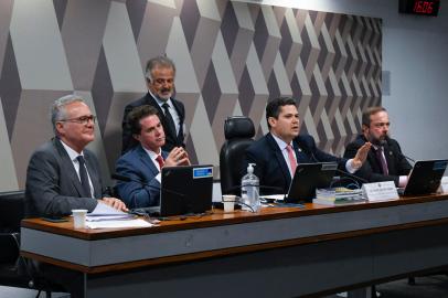 ComissÃ£o de ConstituiÃ§Ã£o, JustiÃ§a e Cidadania (CCJ) realiza reuniÃ£o semipresencial para anÃ¡lise da PEC 32/2022. Chamada PEC da TransiÃ§Ã£o, a proposta visa Ã  garantia de recursos para programas sociais no OrÃ§amento da UniÃ£o de 2023, em meio Ã  passagem entre os governos Bolsonaro e Lula. A proposta permitirÃ¡ a continuidade do pagamento do Bolsa FamÃ­lia/AuxÃ­lio Brasil de R$ 600 e o aumento real do salÃ¡rio mÃ­nimo.Mesa:senador Renan Calheiros (MDB-AL);senador Veneziano Vital do RÃªgo (MDB-PB); presidente da CCJ, senador Davi Alcolumbre (UniÃ£o-AP);relator da PEC 32/2022, senador Alexandre Silveira (PSD-MG).Foto: Roque de SÃ¡/AgÃªncia Senado<!-- NICAID(15287589) -->