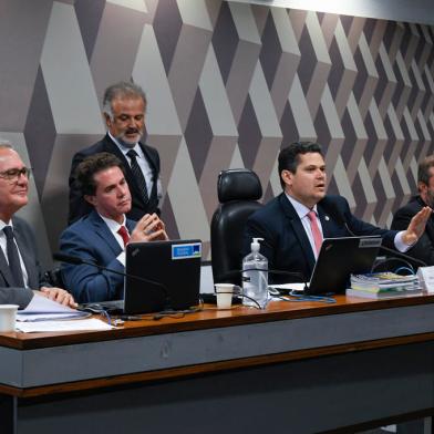 ComissÃ£o de ConstituiÃ§Ã£o, JustiÃ§a e Cidadania (CCJ) realiza reuniÃ£o semipresencial para anÃ¡lise da PEC 32/2022. Chamada PEC da TransiÃ§Ã£o, a proposta visa Ã  garantia de recursos para programas sociais no OrÃ§amento da UniÃ£o de 2023, em meio Ã  passagem entre os governos Bolsonaro e Lula. A proposta permitirÃ¡ a continuidade do pagamento do Bolsa FamÃ­lia/AuxÃ­lio Brasil de R$ 600 e o aumento real do salÃ¡rio mÃ­nimo.Mesa:senador Renan Calheiros (MDB-AL);senador Veneziano Vital do RÃªgo (MDB-PB); presidente da CCJ, senador Davi Alcolumbre (UniÃ£o-AP);relator da PEC 32/2022, senador Alexandre Silveira (PSD-MG).Foto: Roque de SÃ¡/AgÃªncia Senado<!-- NICAID(15287589) -->