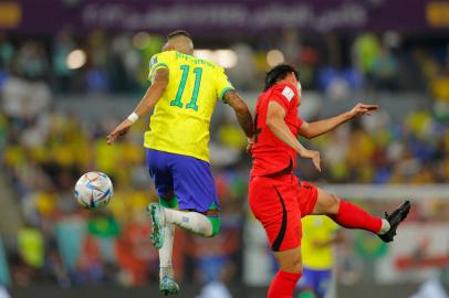 Brazils forward #11 Raphinha (L) fights for the ball with South Koreas defender #04 Kim Min-jae during the Qatar 2022 World Cup round of 16 football match between Brazil and South Korea at Stadium 974 in Doha on December 5, 2022. (Photo by Odd ANDERSEN / AFP)Editoria: SPOLocal: DohaIndexador: ODD ANDERSENSecao: soccerFonte: AFPFotógrafo: STF<!-- NICAID(15286443) -->