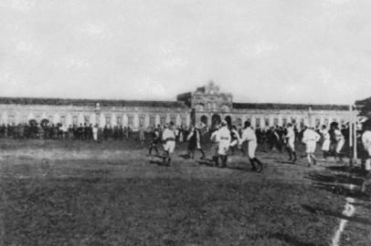 Partida entre Grêmio e Militar em 1910 no campo da várzea (Redenção), na primeira liga de futebol de POA<!-- NICAID(15288095) -->