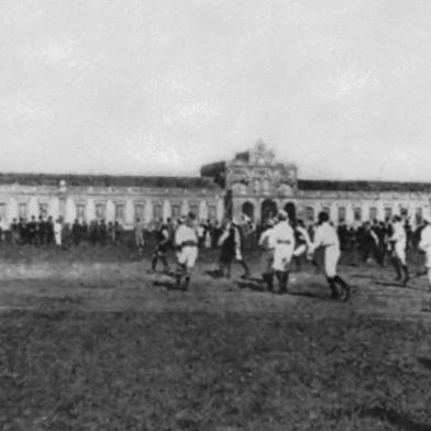 Partida entre Grêmio e Militar em 1910 no campo da várzea (Redenção), na primeira liga de futebol de POA<!-- NICAID(15288095) -->