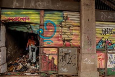 Porto Alegre, 07/12/2022. A prefeitura retoma a posse de cinco espaÃ§os do Viaduto OtÃ¡vio Rocha que nÃ£o foram desocupadas voluntariamente para a realizaÃ§Ã£o das obras de revitalizaÃ§Ã£o A determinaÃ§Ã£o judicial, da 4Âª Vara da Fazenda PÃºblica, atendeu pedido feito pela PGM no dia 21 de novembro, apÃ³s meses de negociaÃ§Ãµes entre o governo municipal e os ocupantes. A decisÃ£o determinou a desocupaÃ§Ã£o voluntÃ¡ria no prazo de cinco dias, a contar da data de notificaÃ§Ã£o.  Dos 36 espaÃ§os do viaduto, a prefeitura obteve a entrega voluntÃ¡ria de chaves de 28. O MunicÃ­pio aguarda ainda o cumprimento do mandado de reintegraÃ§Ã£o de posse de outras quatro lojas. Fotos: Rodger Timm<!-- NICAID(15288800) -->