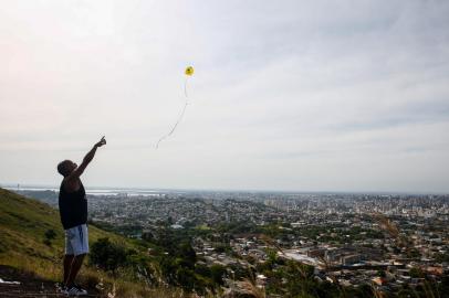 PORTO ALEGRE, RS, BRASIL - 2022.11.20 - Jorge, morador monta e distribui brinquedos antigos para crianças em Porto Alegre. (Foto: André Ávila/ Agência RBS)<!-- NICAID(15271682) -->