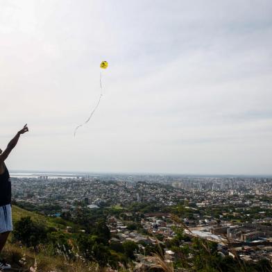 PORTO ALEGRE, RS, BRASIL - 2022.11.20 - Jorge, morador monta e distribui brinquedos antigos para crianças em Porto Alegre. (Foto: André Ávila/ Agência RBS)<!-- NICAID(15271682) -->