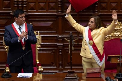 Peruvian Dina Boluarte (R) greets members of the Congress after being sworn in as the new President hours after former President Pedro Castillo was impeached in Lima, on December 7, 2022. - Perus Pedro Castillo was impeached and replaced as president by his deputy on Wednesday in a dizzying series of events in the country that has long been prone to political upheaval. Dina Boluarte, a 60-year-old lawyer, was sworn in as Perus first female president just hours after Castillo tried to wrest control of the legislature in a move criticised as an attempted coup. (Photo by Cris BOURONCLE / AFP)Editoria: POLLocal: LimaIndexador: CRIS BOURONCLESecao: politics (general)Fonte: AFPFotógrafo: STF<!-- NICAID(15288833) -->