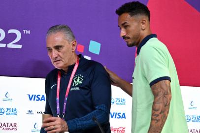 Brazils coach Tite (L) and Brazils defender #02 Danilo (R) arrive to give a press conference at the Qatar National Convention Center (QNCC) in Doha on December 8, 2022, on the eve of the Qatar 2022 World Cup quarter final football match between Brazil and Croatia. (Photo by NELSON ALMEIDA / AFP)Editoria: SPOLocal: DohaIndexador: NELSON ALMEIDASecao: soccerFonte: AFPFotógrafo: STF<!-- NICAID(15289119) -->